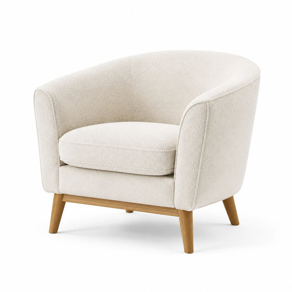 Sillón beige de tela bouclé con base de madera