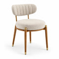 Silla beige con respaldo de tela y patas de madera