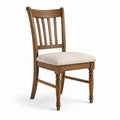 Silla de madera con asiento tapizado en beige